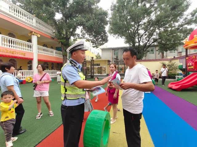 潼關(guān)交警走進(jìn)幼兒園 上好“新學(xué)期交通安全第一課”