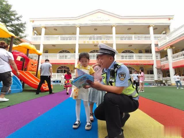 潼關(guān)交警走進(jìn)幼兒園 上好“新學(xué)期交通安全第一課”