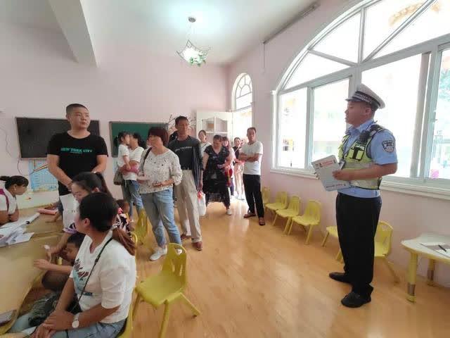 潼關(guān)交警走進(jìn)幼兒園 上好“新學(xué)期交通安全第一課”