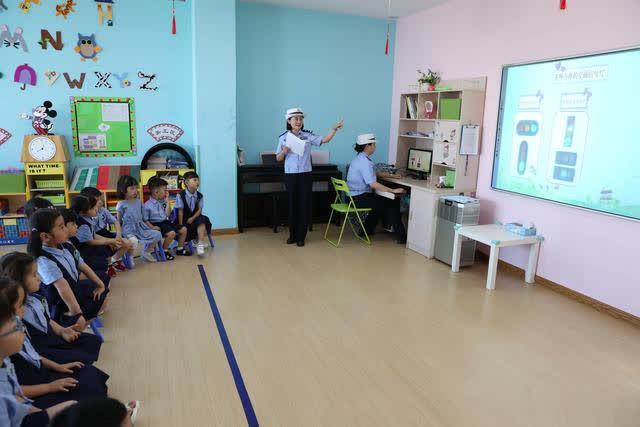 開學首日交警阿姨來講課 幼兒園小朋友在歡笑中學交通安全