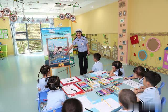 開學首日交警阿姨來講課 幼兒園小朋友在歡笑中學交通安全