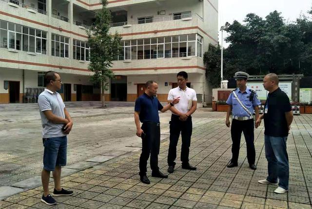 崇州市大劃鎮(zhèn)黨政領(lǐng)導(dǎo)檢查學(xué)校、幼兒園開(kāi)學(xué)前安全