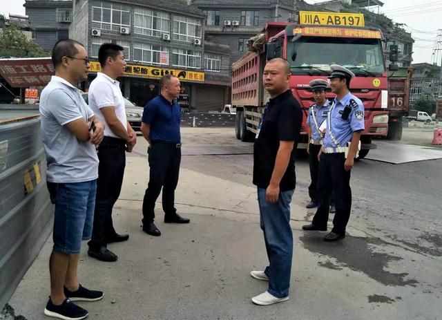 崇州市大劃鎮(zhèn)黨政領(lǐng)導(dǎo)檢查學(xué)校、幼兒園開(kāi)學(xué)前安全