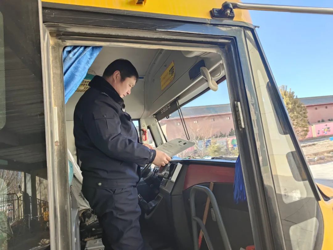 新年第一檢!交警二大隊走進幼兒園開展校車安全檢查和安全宣傳教育 圖片