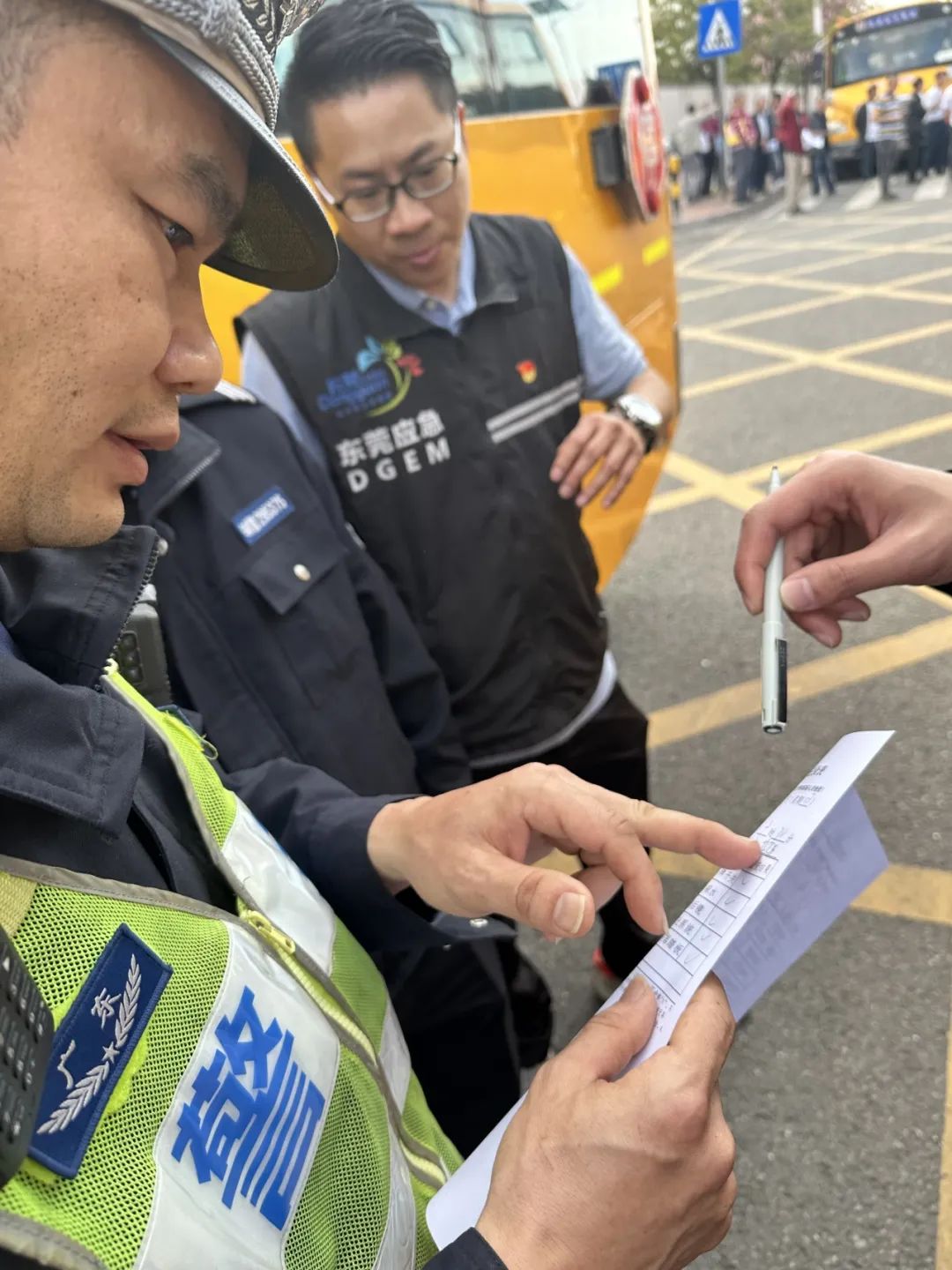 新學期啟航，萬江交警大隊攜手多方力量開展校車安全大檢查