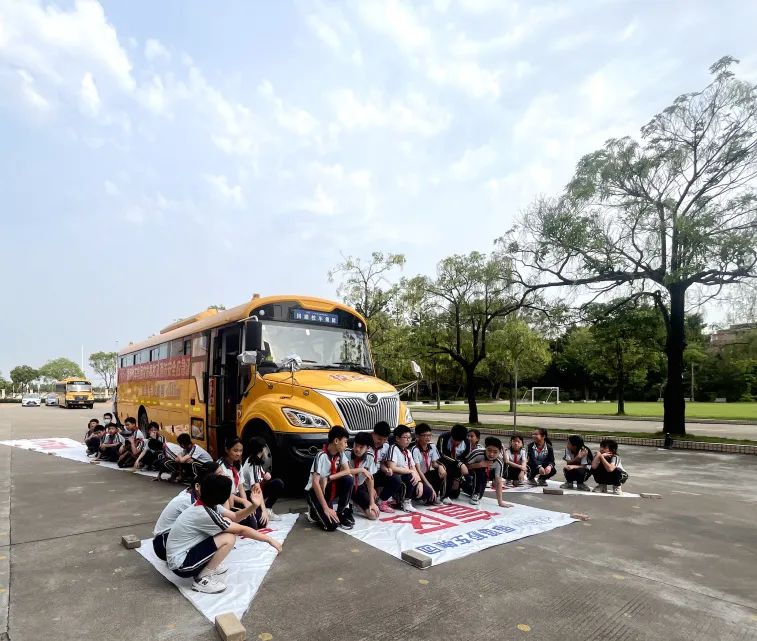 加強校車管理 筑牢安全防線——洪梅鎮第二小學開展校車消防應急疏散演練活動