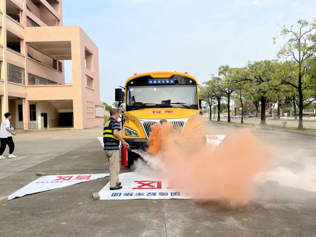 加強校車管理 筑牢安全防線——洪梅鎮第二小學開展校車消防應急疏散演練活動