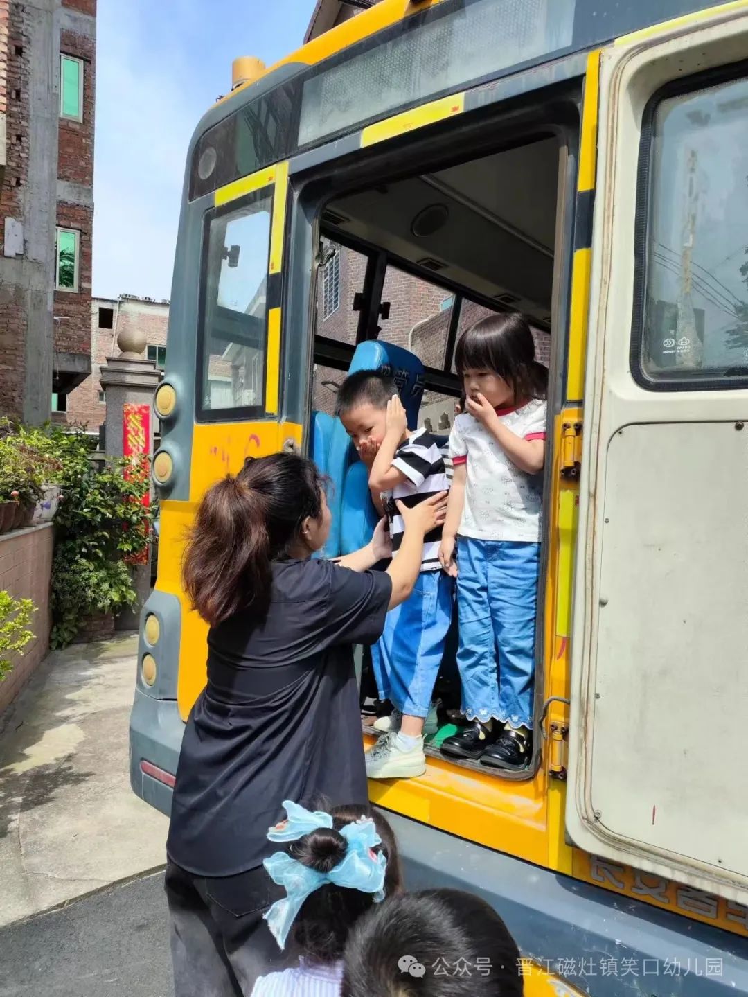 為愛護航，校車安全伴我行— —笑口幼兒園校車消防應急安全逃生演練