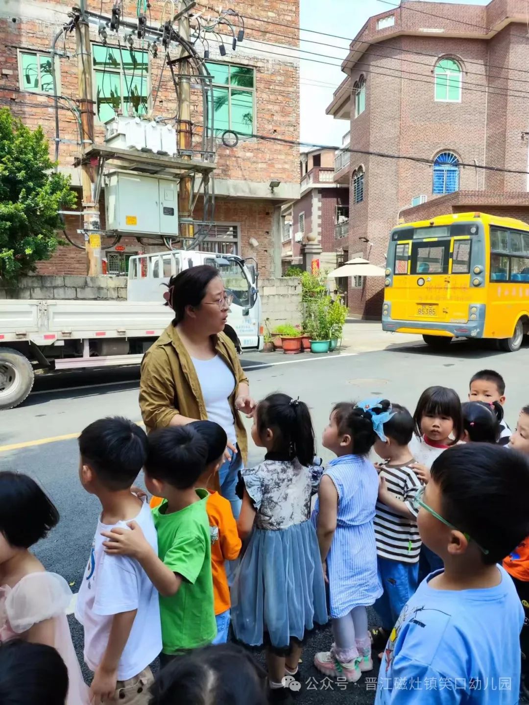 為愛護航，校車安全伴我行— —笑口幼兒園校車消防應急安全逃生演練