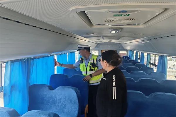 阿勒泰市公安局交警大隊強化校車安全“大檢查”，擰緊校車出行“安全閥”