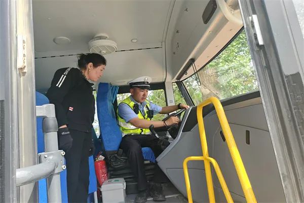 阿勒泰市公安局交警大隊強化校車安全“大檢查”，擰緊校車出行“安全閥”