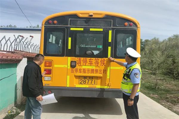 阿勒泰市公安局交警大隊強化校車安全“大檢查”，擰緊校車出行“安全閥”