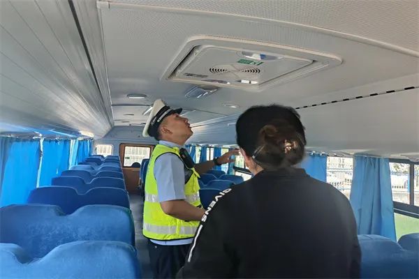 阿勒泰市公安局交警大隊強化校車安全“大檢查”，擰緊校車出行“安全閥”