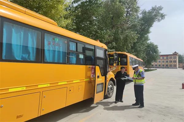 阿勒泰市公安局交警大隊強化校車安全“大檢查”，擰緊校車出行“安全閥”
