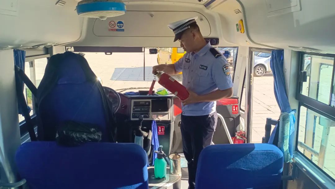 護航學子路，嚴查校車安全行——博樂公安交警持續開展校車安全大檢查