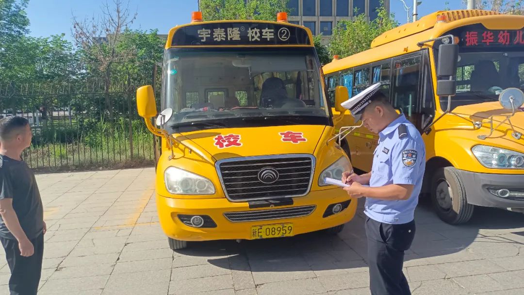 護航學子路，嚴查校車安全行——博樂公安交警持續開展校車安全大檢查