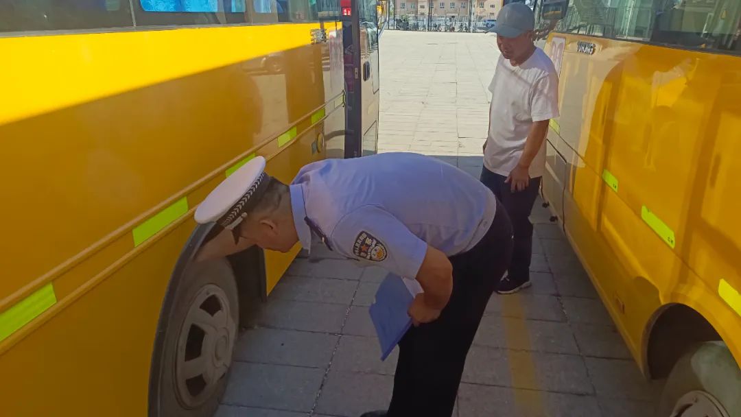 護航學子路，嚴查校車安全行——博樂公安交警持續開展校車安全大檢查
