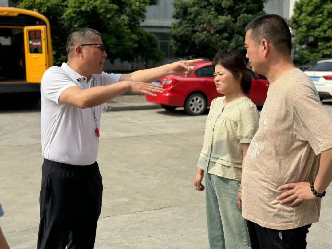 關注校車安全 護航學生出行——卜弋小學（泰村校區）開展校車安全逃生演練活動