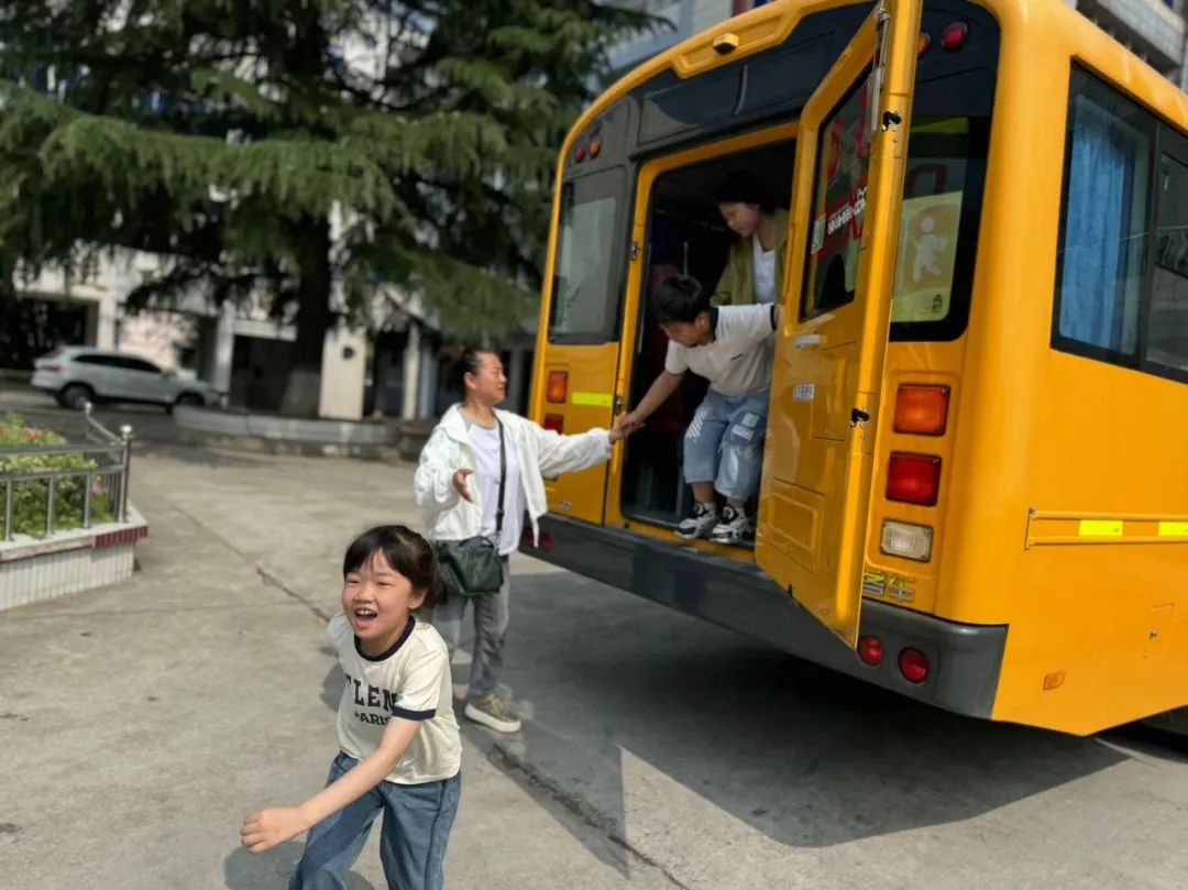 關注校車安全 護航學生出行——卜弋小學（泰村校區）開展校車安全逃生演練活動