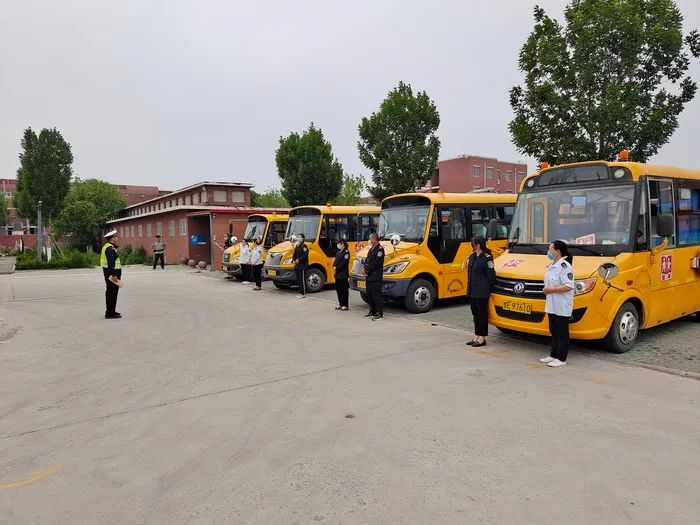 校車應急演練 筑牢安全防線——河口公安交警聯合轄區學校開展校車應急演練活動