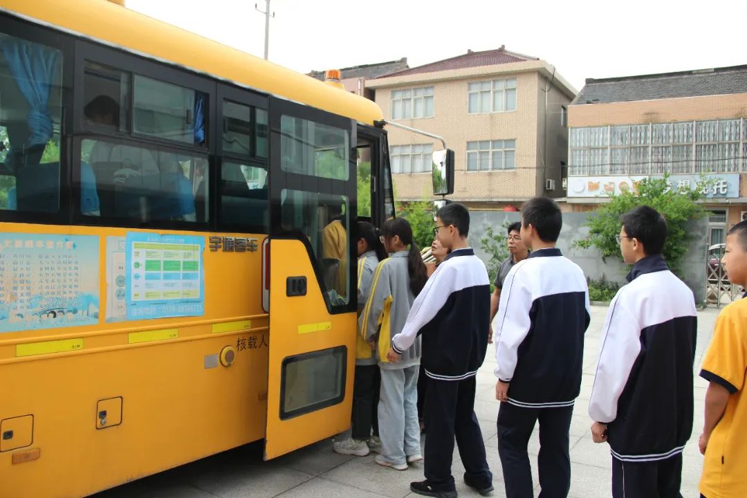 校車應急演練 筑牢安全防線——孟河中學開展校車安全應急逃生演練活動