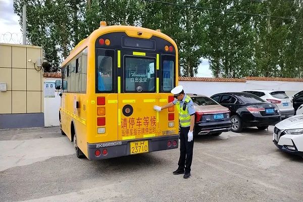 吉木乃縣公安局交警大隊(duì)持續(xù)開展校車安全大檢查