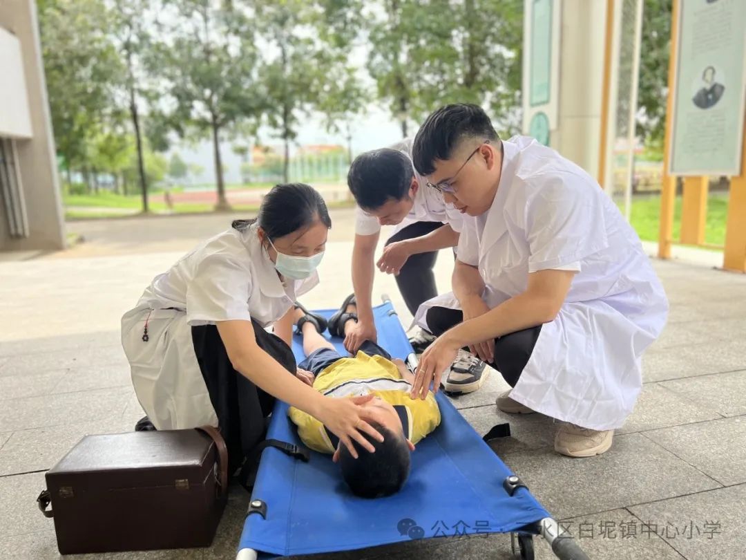 應急演練始于心，防范未然始于行——白坭鎮中心小學開展校車安全逃生及防暴演練活動