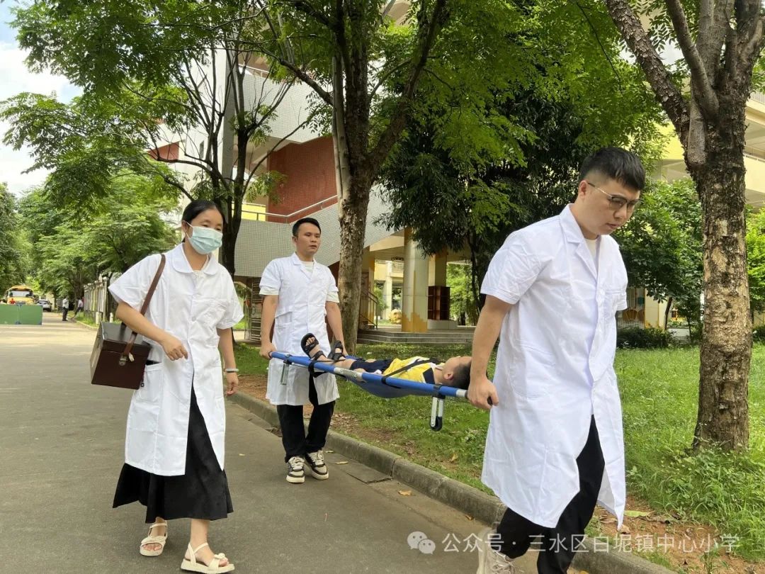 應急演練始于心，防范未然始于行——白坭鎮中心小學開展校車安全逃生及防暴演練活動