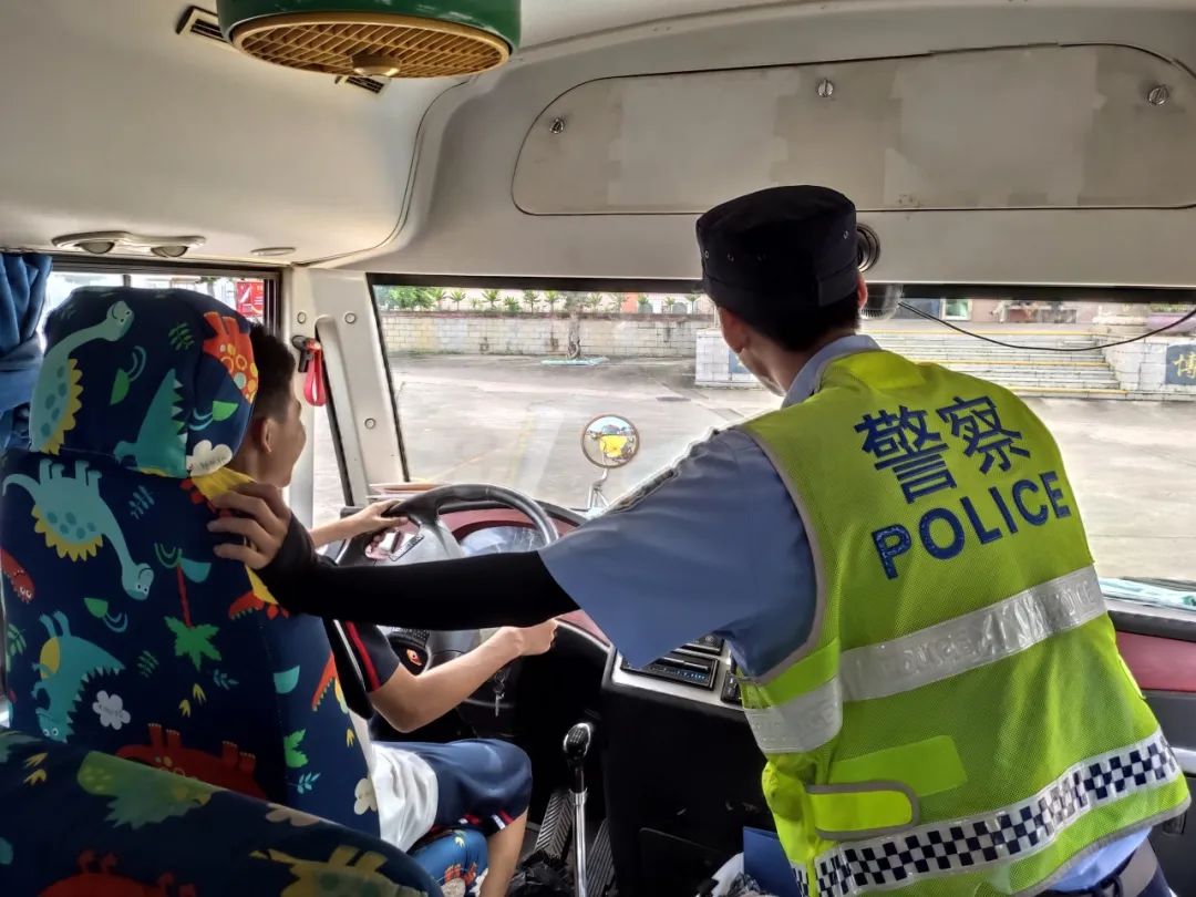 狠抓校車安全 構建平安校園——華特雅學校開展校車安全逃生疏散演練系列活動
