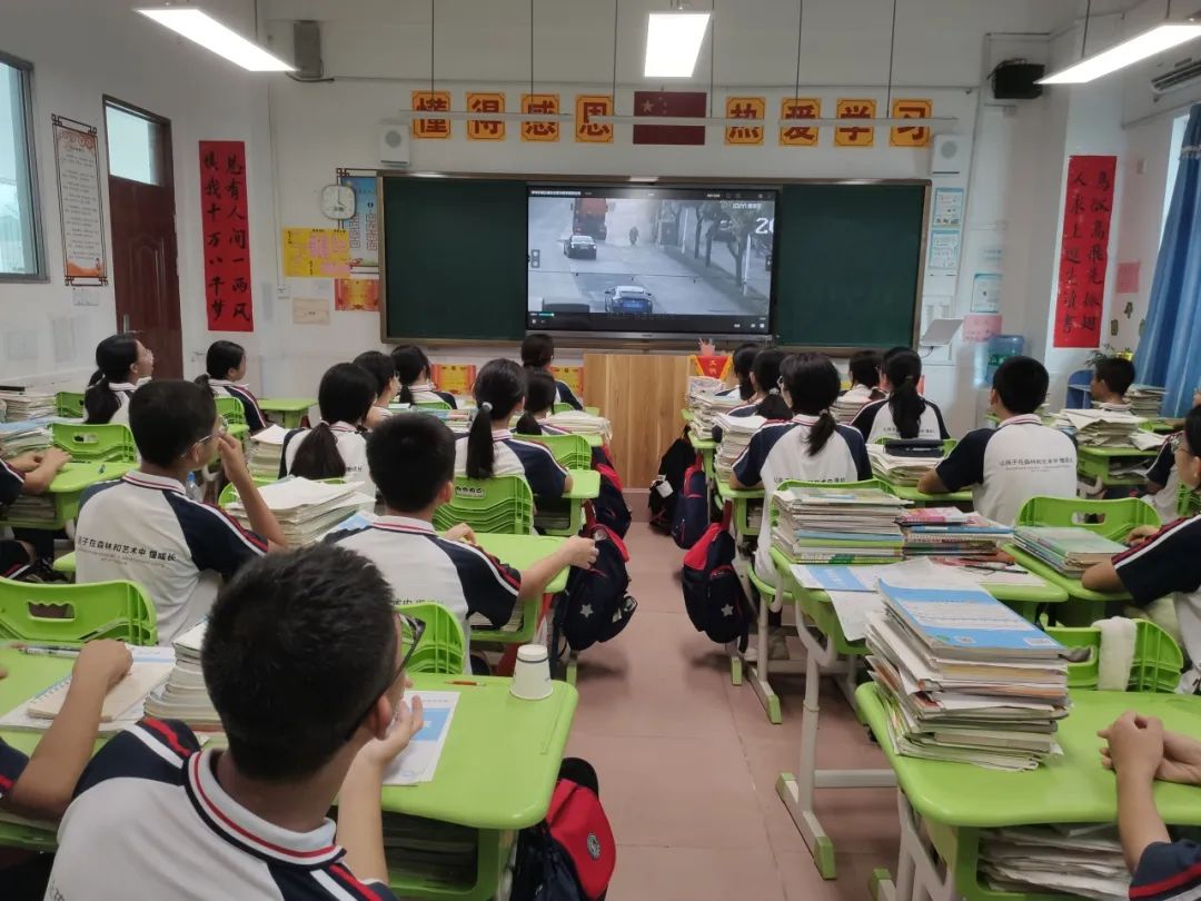狠抓校車安全 構建平安校園——華特雅學校開展校車安全逃生疏散演練系列活動