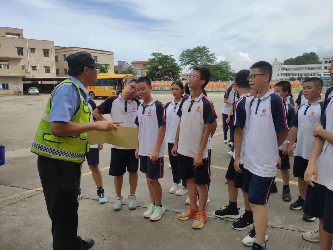 狠抓校車安全 構建平安校園——華特雅學校開展校車安全逃生疏散演練系列活動