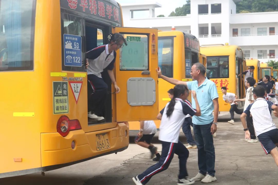 狠抓校車安全 構建平安校園——華特雅學校開展校車安全逃生疏散演練系列活動