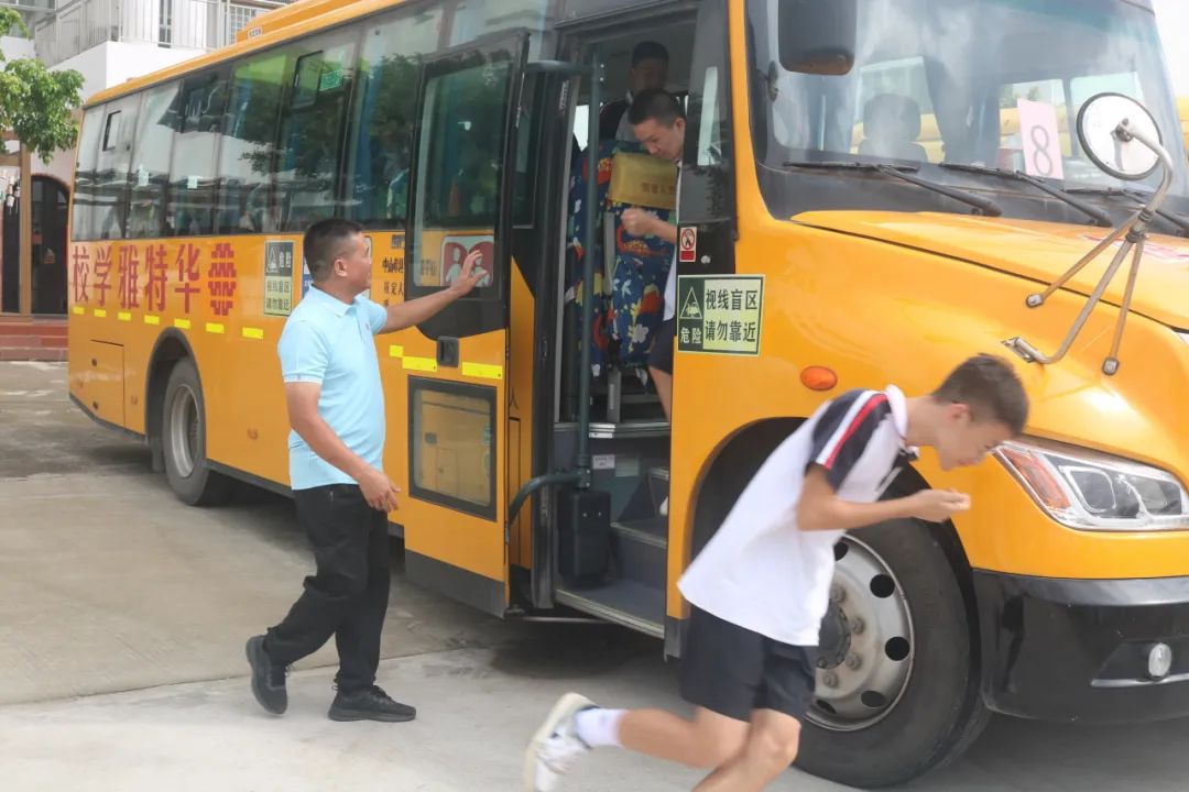 狠抓校車安全 構建平安校園——華特雅學校開展校車安全逃生疏散演練系列活動