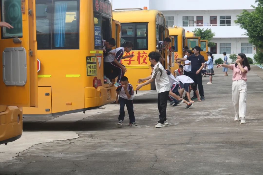 狠抓校車安全 構建平安校園——華特雅學校開展校車安全逃生疏散演練系列活動