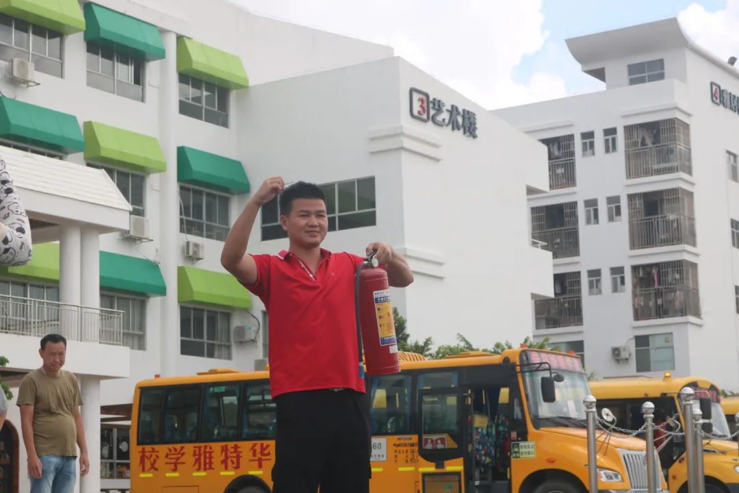 狠抓校車安全 構建平安校園——華特雅學校開展校車安全逃生疏散演練系列活動