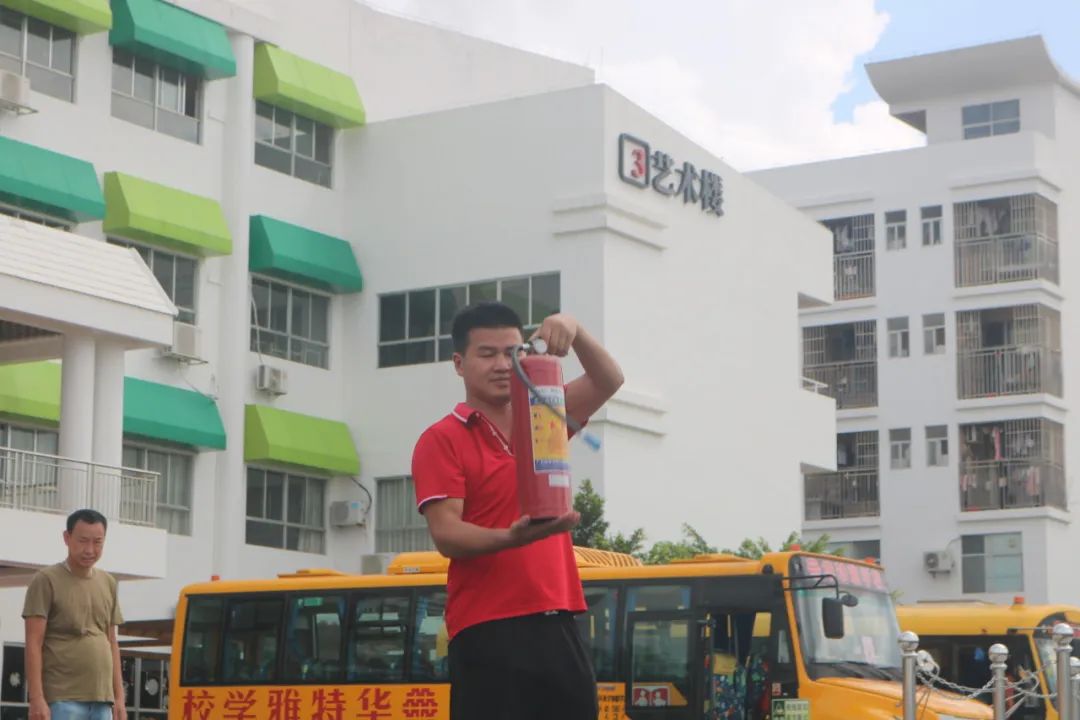 狠抓校車安全 構建平安校園——華特雅學校開展校車安全逃生疏散演練系列活動