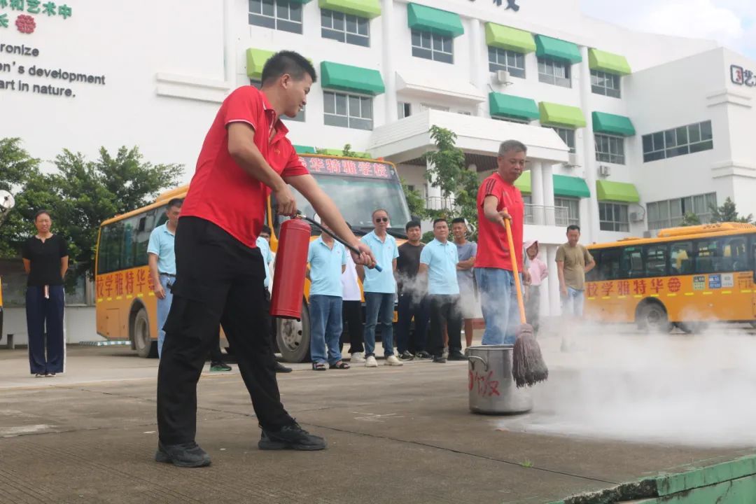 狠抓校車安全 構建平安校園——華特雅學校開展校車安全逃生疏散演練系列活動