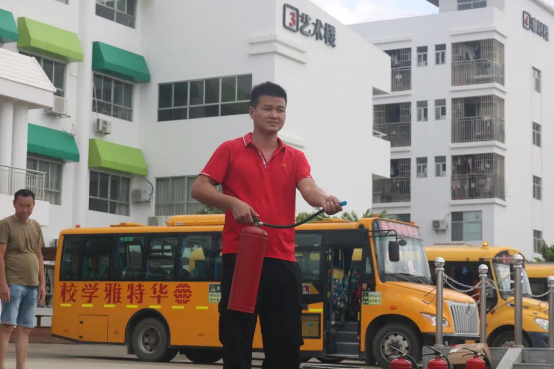 狠抓校車安全 構建平安校園——華特雅學校開展校車安全逃生疏散演練系列活動