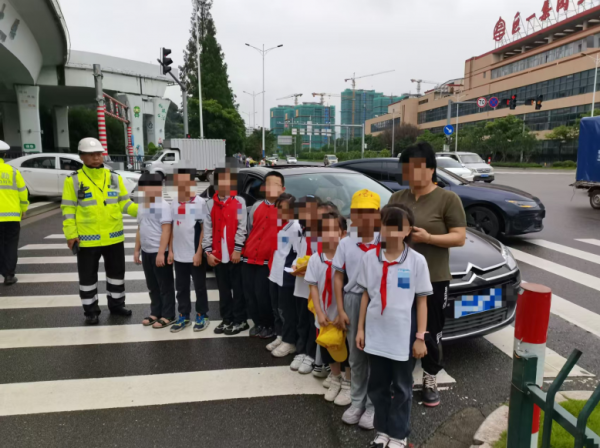 溫州交警查獲“黑校車”：5座車載10名學生，司機被刑事立案