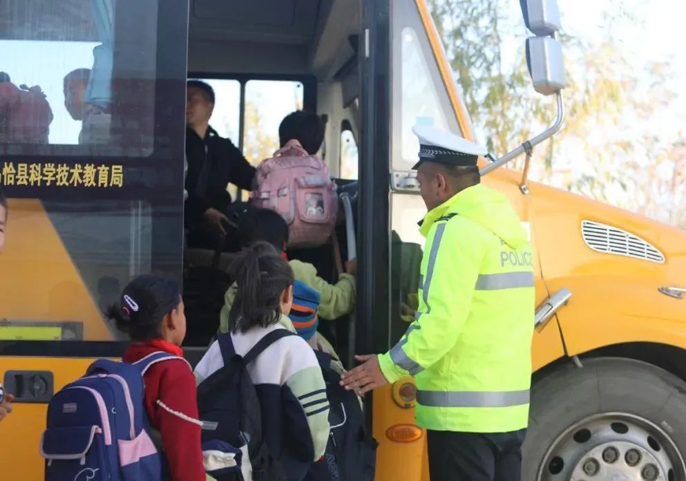 烏恰縣公安局開展校車安全大檢查