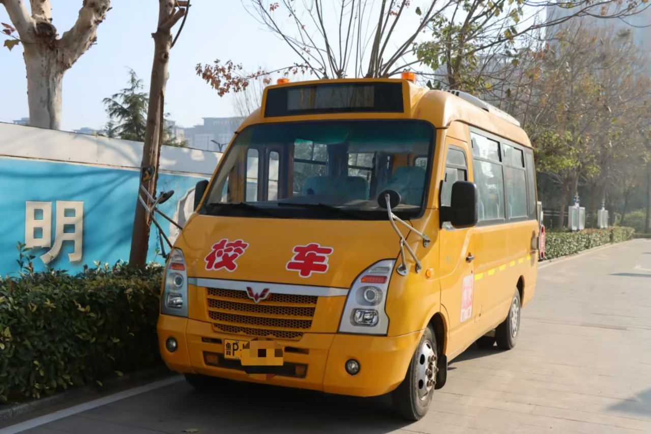 無視學(xué)生安全！未取得校車駕駛資格還敢開車上路！