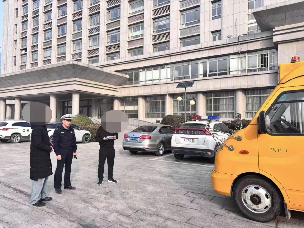 無視學(xué)生安全！未取得校車駕駛資格還敢開車上路！