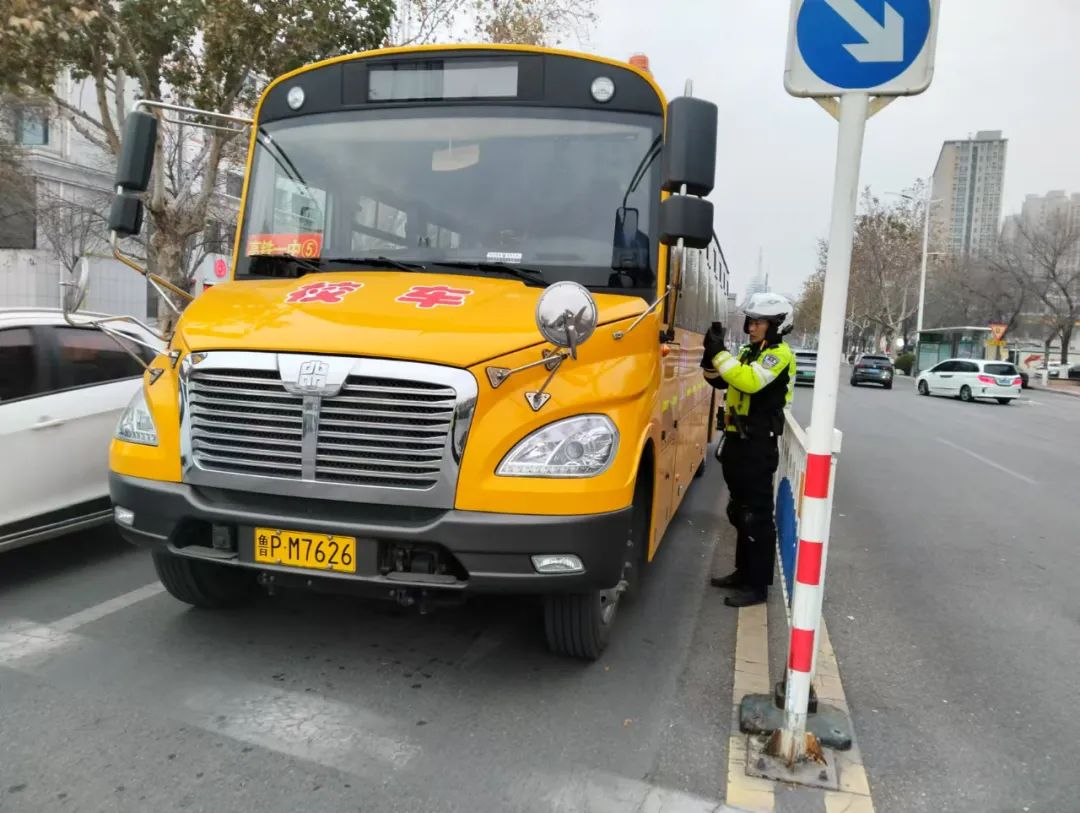 【交警在路上】為“上學路”加上“安全鎖” 讓校車“跑”得更安全！