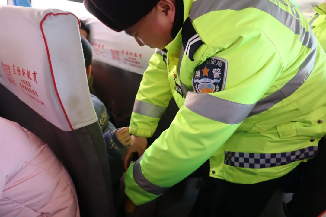 【成長—健康】為愛護航 平安乘車—道義第二小學(xué)校車安全應(yīng)急疏散演練