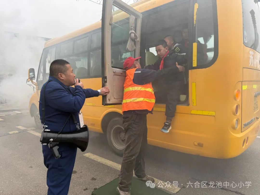 筑牢防線，安全“童”行——龍池中心小學開展校車應急安全演練