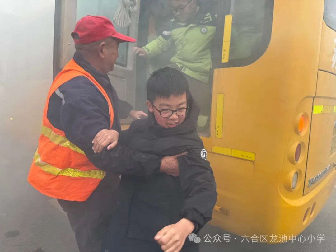 筑牢防線，安全“童”行——龍池中心小學開展校車應急安全演練