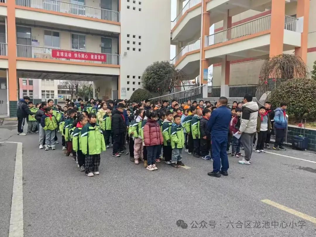 筑牢防線，安全“童”行——龍池中心小學開展校車應急安全演練