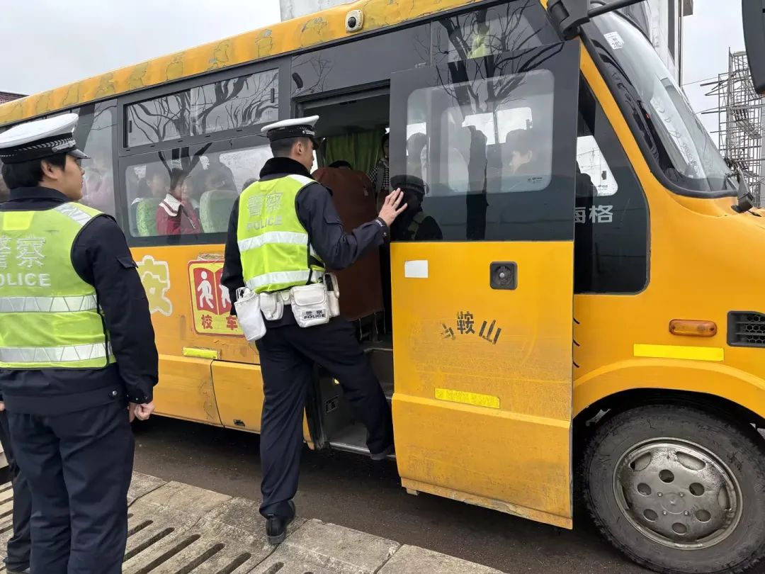 擰緊校車“安全閥” 筑牢學生“平安路”