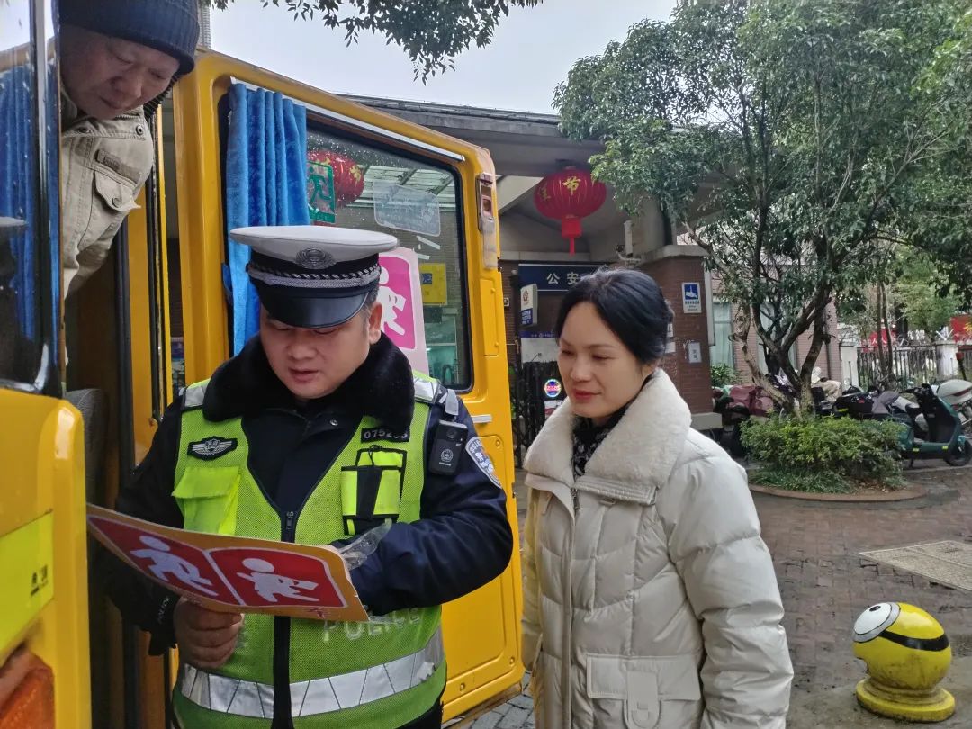 擰緊校車“安全閥” 筑牢學生“平安路”