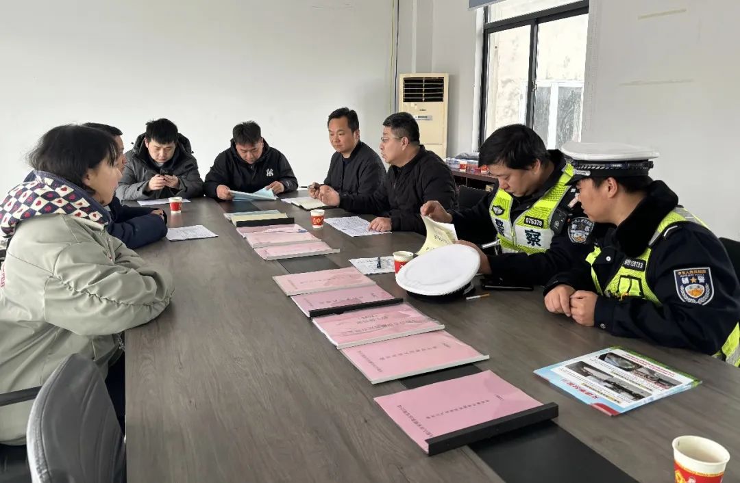 擰緊校車“安全閥” 筑牢學生“平安路”